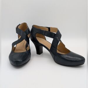 Easy Spirit Strappy Navy Heels, size 7